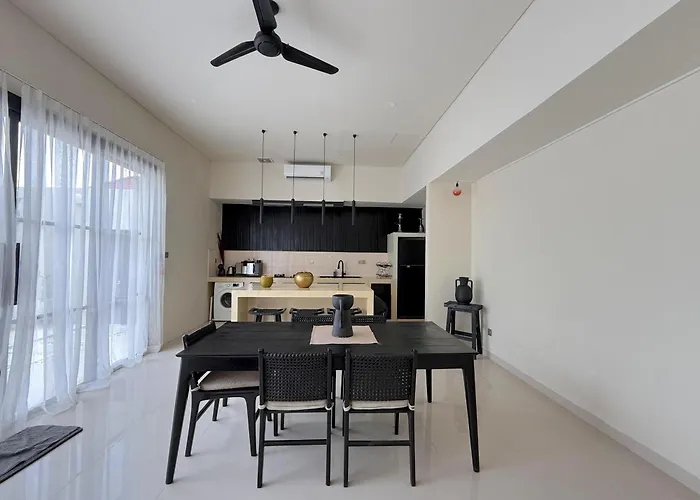 Spacious Modern 2 Bedroom Private Pool In