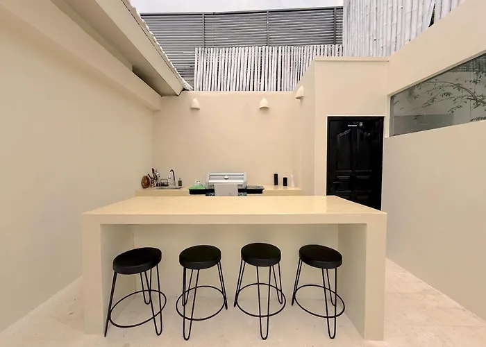 Spacious Modern 2 Bedroom Private Pool In